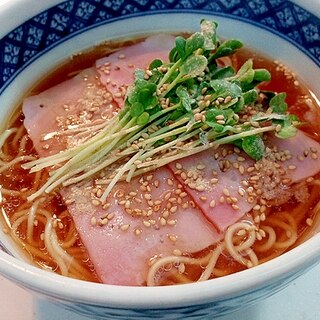 ベーコンとかいわれ大根と白ごまの醬油ラーメン